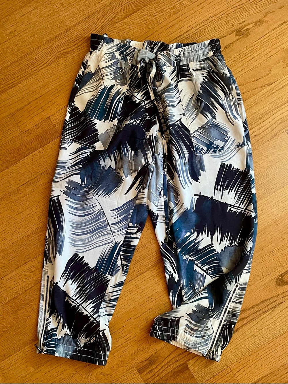 GO BY GO SILK Navy and Off White Iconic Capris